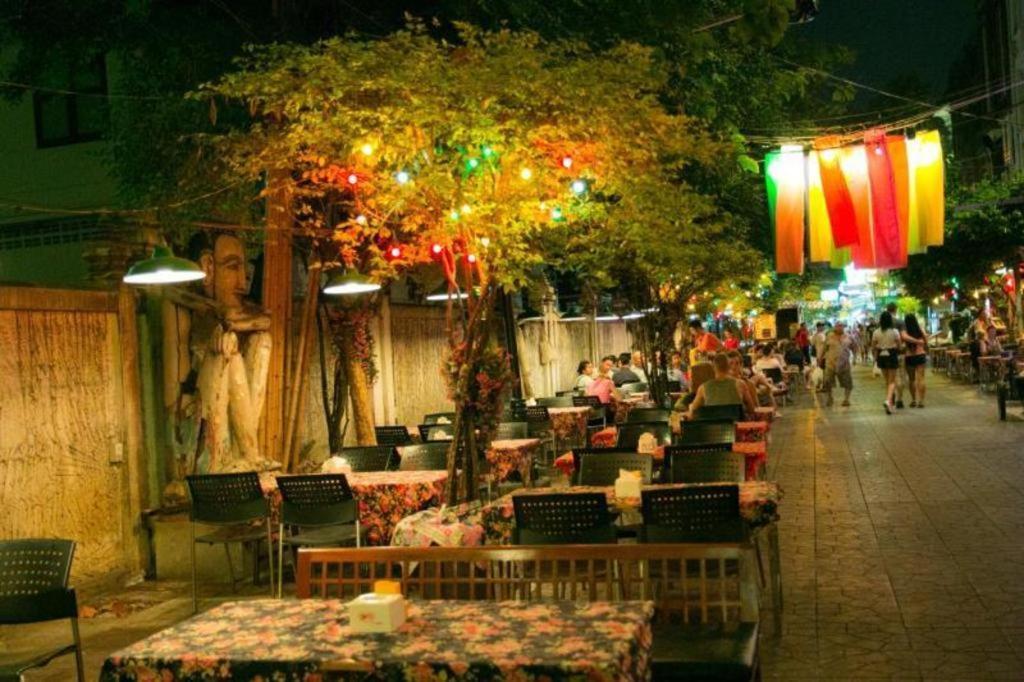 The Street Hostel Bangkok Buitenkant foto